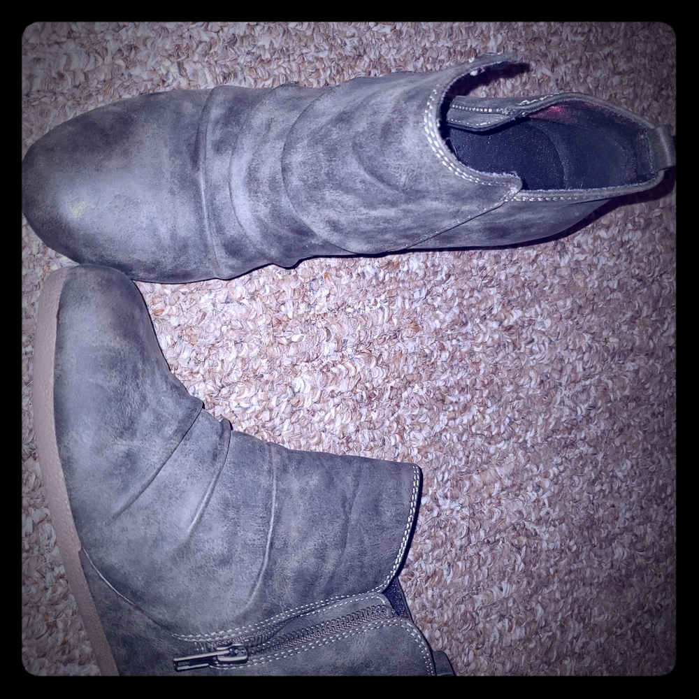 Maurices wedges size 9